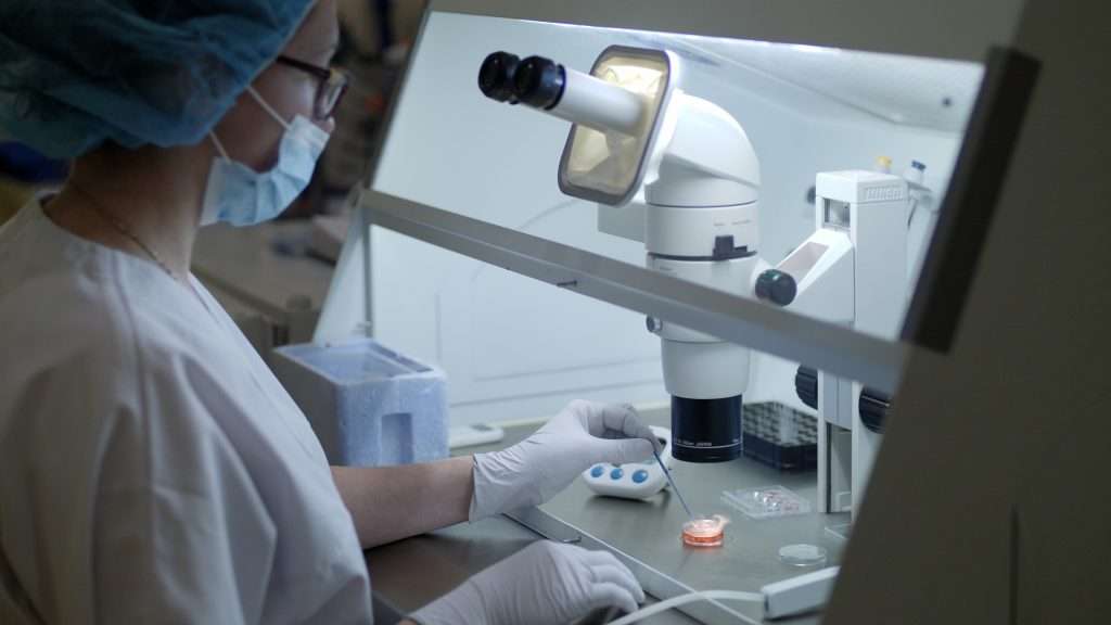 ембриолог на "Надежда" подготвя яйцеклетки за замразяване
